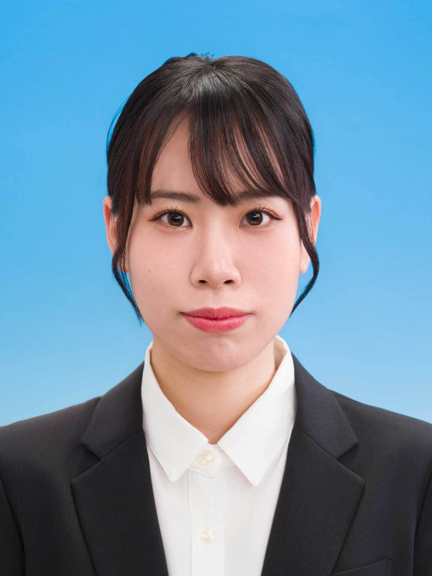 就活用証明写真・女性・スーツ着用・青背景・正面撮影