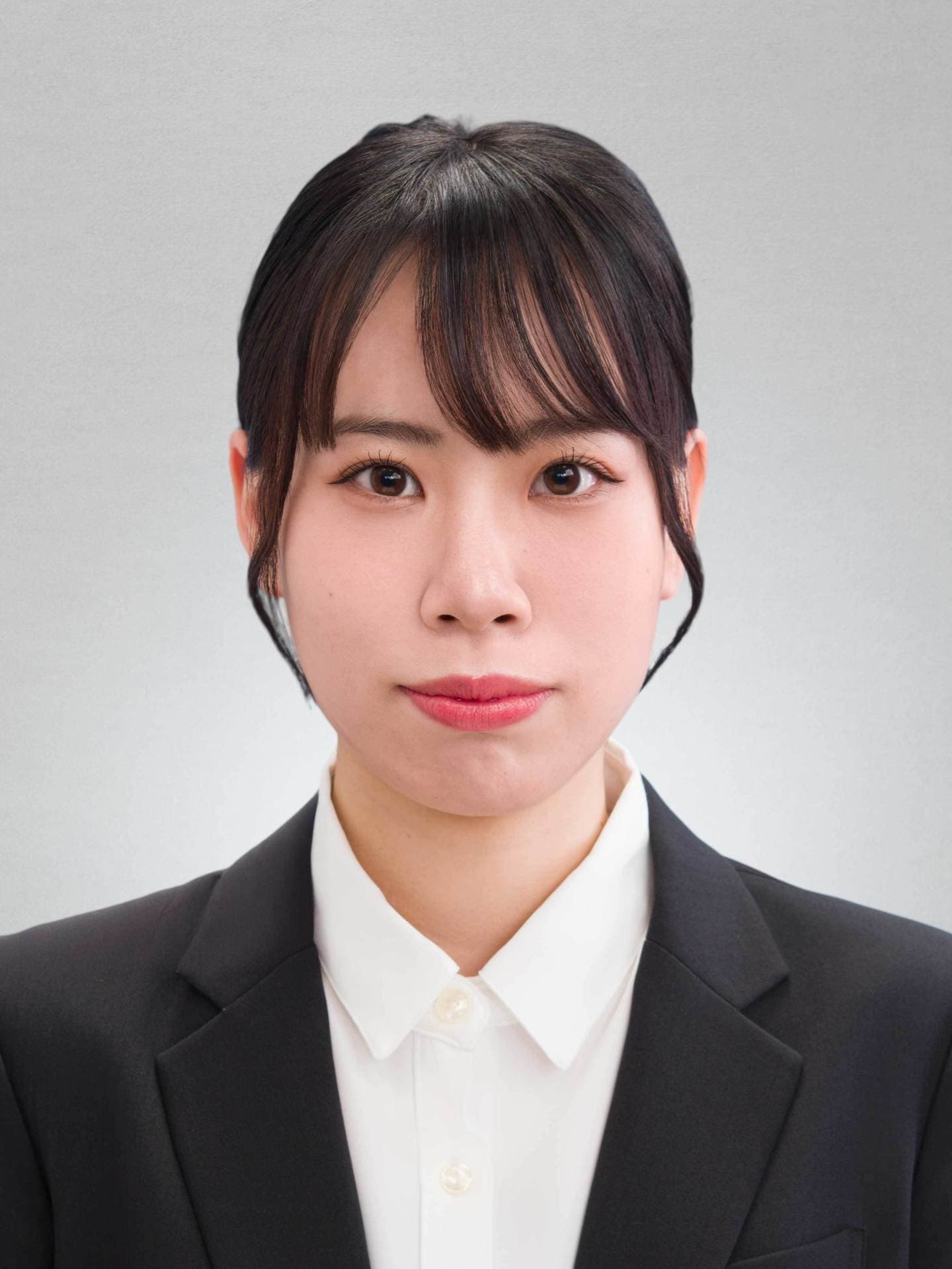 就活用証明写真・女性・スーツ着用・グレー背景・正面撮影