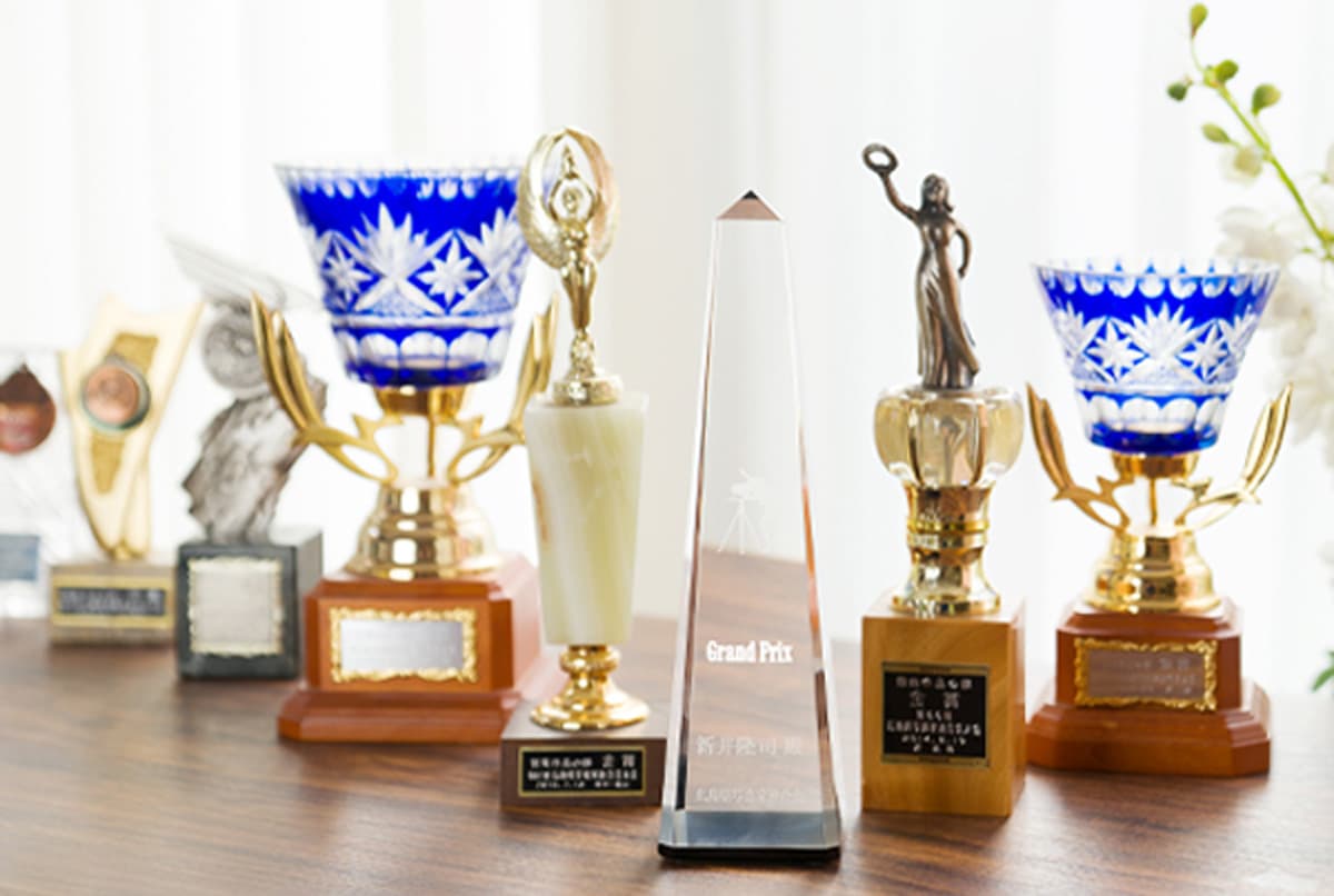 人物撮影部門グランプリ受賞トロフィーと写真館の受賞歴