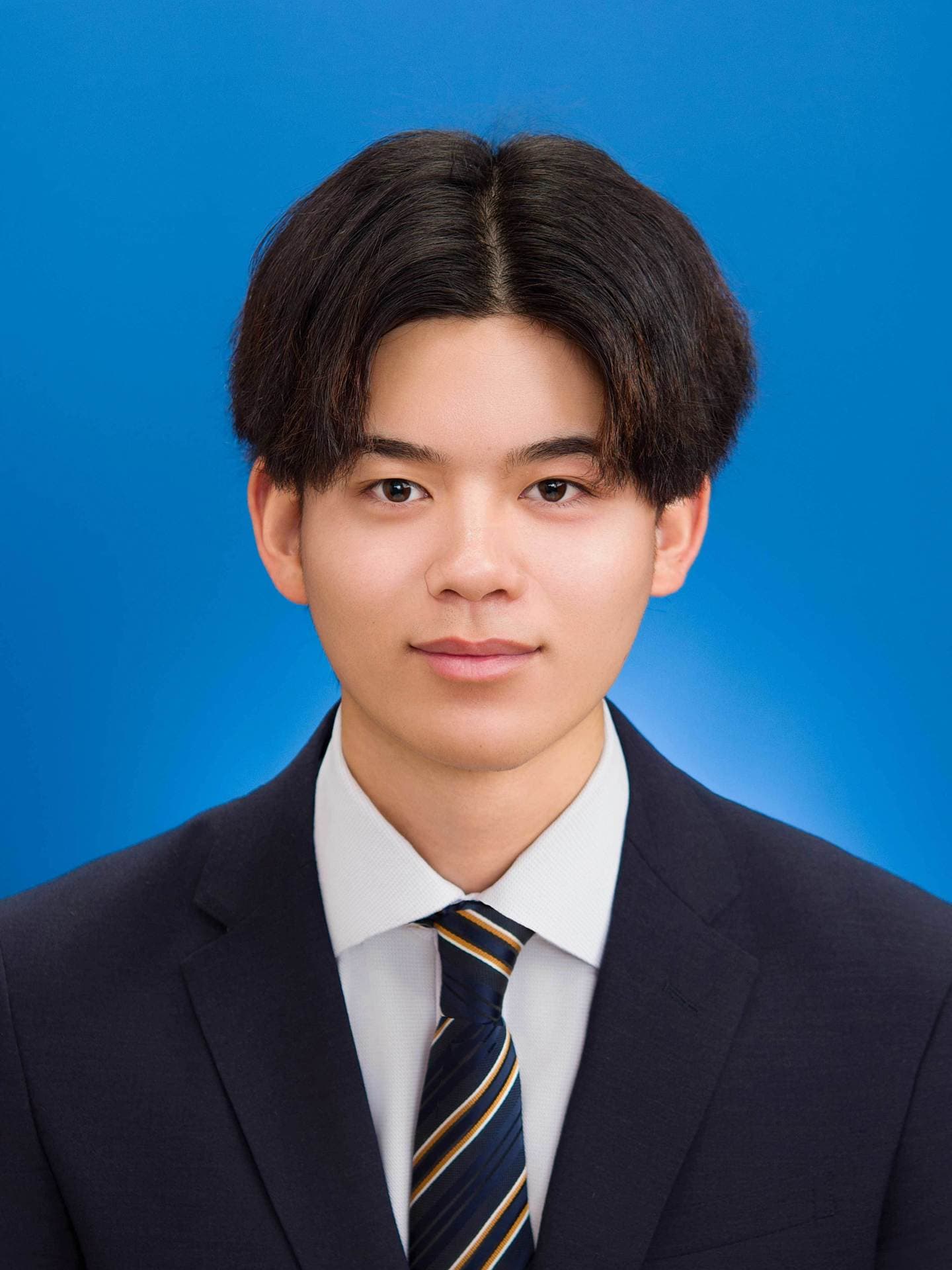 就活写真・エントリーシート用証明写真（青背景）男性